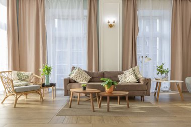 Modern, pahalı, lüks, açık planlı bir daire. Tavanda pastel renkli ahşap kirişler olan zengin İskandinav tarzı iç mekan.