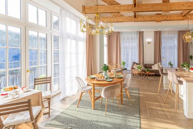 Modern, pahalı, lüks, açık planlı bir daire. Tavanda pastel renkli ahşap kirişler olan zengin İskandinav tarzı iç mekan.