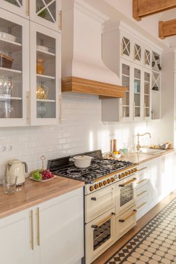 Modern, pahalı, lüks, açık planlı bir daire. Tavanda pastel renkli ahşap kirişler olan zengin İskandinav tarzı iç mekan.