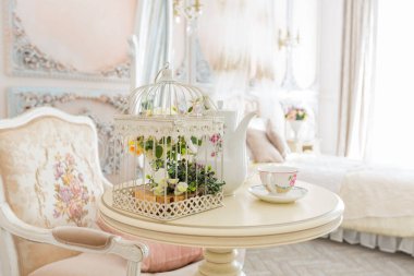 Yatak odasının eski Barok tarzında bej renkli pahalı iç tasarımı.