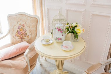 Yatak odasının eski Barok tarzında bej renkli pahalı iç tasarımı.