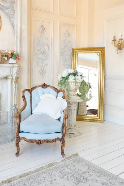 Lyxigt Vardagsrum Interiör Beige Pastell Färg Med Antika Dyra Möbler — Stockfoto