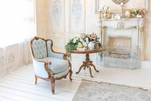 Lyxigt Vardagsrum Interiör Beige Pastell Färg Med Antika Dyra Möbler — Stockfoto