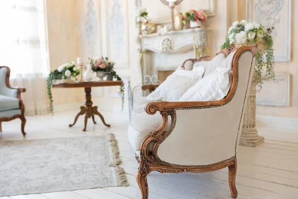 바로크 양식의 값비싼 가구로 장식된 파스텔 색깔의 실내에 화려하게 장식된 — 스톡 사진