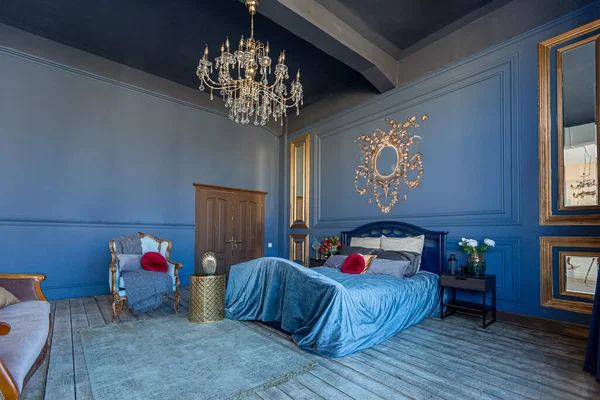 Luxo Elegante Quarto Cama Interior Cor Azul Profundo Com Mobiliário — Fotografia de Stock
