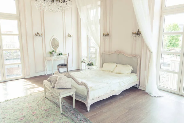 Hermoso Dormitorio Interior Blanco Brillante Limpio Lujoso Estilo Barroco —  Fotos de Stock