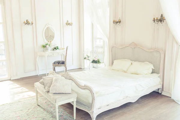 美丽的白色明亮干净的室内卧室在豪华的巴洛克风格 — 图库照片