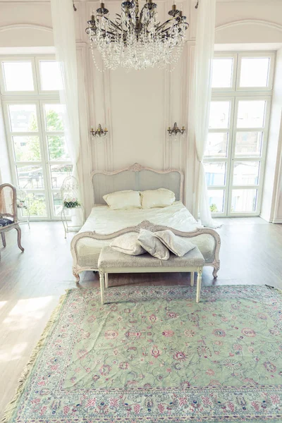 Красива Біла Яскрава Чиста Інтер Єрна Спальня Розкішному Стилі Бароко — стокове фото