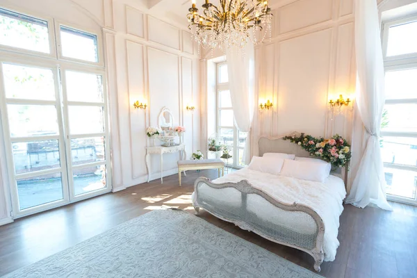 Hermoso Dormitorio Interior Blanco Brillante Limpio Lujoso Estilo Barroco —  Fotos de Stock