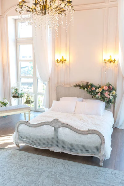 Beautiful White Bright Clean Interior Bedroom Luxurious Baroque Style — Stock Photo, Image