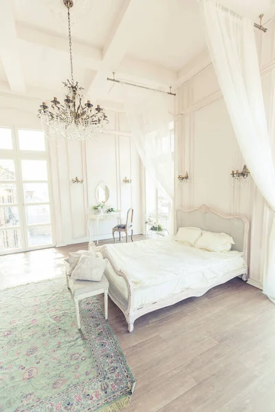 Mooie Witte Lichte Schone Interieur Slaapkamer Luxe Barokke Stijl — Stockfoto
