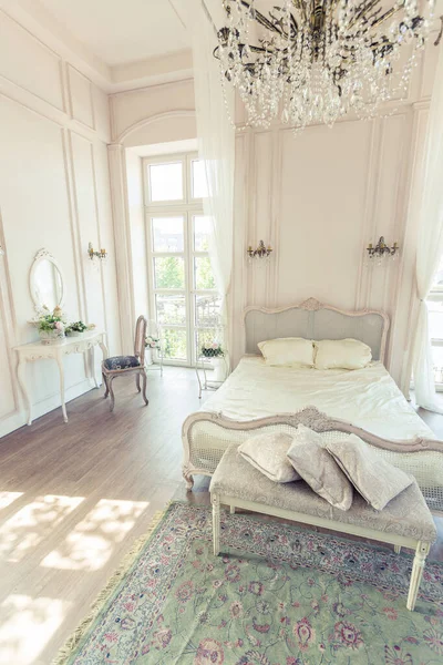 Mooie Witte Lichte Schone Interieur Slaapkamer Luxe Barokke Stijl — Stockfoto