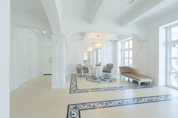 Hermoso Elegante Elegante Rico Limpio Brillante Interior Blanco Paredes Blancas —  Fotos de Stock
