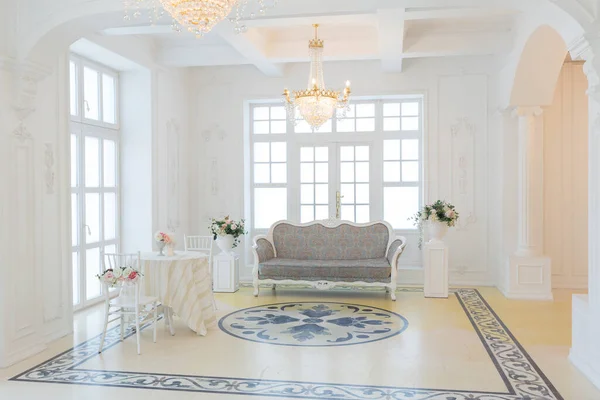 漂亮的时髦 华丽的 明亮的 明亮的内部 白色的高墙 有很大的窗户 从地面到地面的图案 — 图库照片