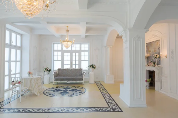 Hermoso Elegante Elegante Rico Limpio Brillante Interior Blanco Paredes Blancas —  Fotos de Stock