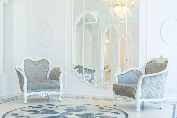 漂亮的时髦 华丽的 明亮的 明亮的内部 白色的高墙 有很大的窗户 从地面到地面的图案 — 图库照片