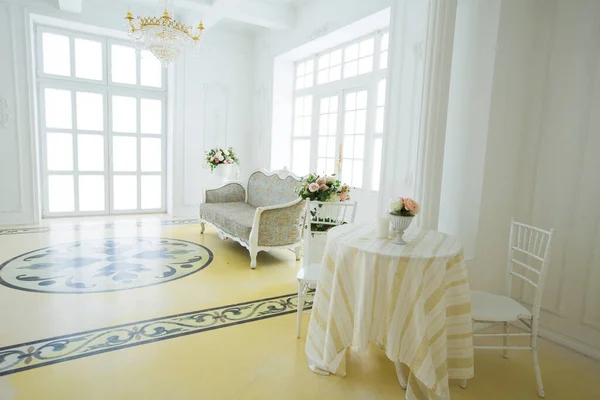 Piękne Stylowe Eleganckie Bogate Czyste Jasne Puste Wnętrze Wysokie Białe — Zdjęcie stockowe
