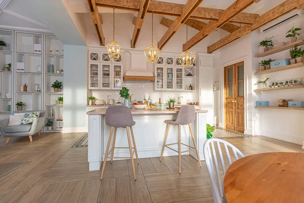 近代的な高価な豪華なオープンプランのアパート パステルカラーの天井に木製の梁と豊かな北欧スタイルのインテリア — ストック写真