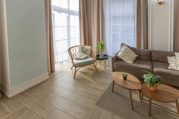 现代昂贵的豪华开放式公寓 华丽的斯堪的纳维亚风格的内部 天花板上有木制横梁 色彩柔和 — 图库照片