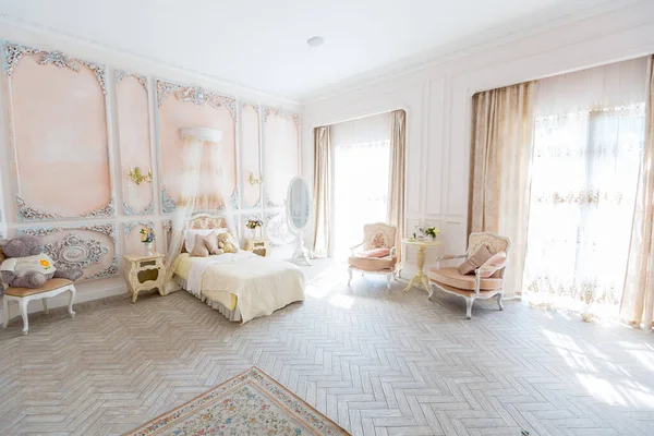 ベージュ色の古いバロック様式のスタイルでベッドルームの豪華な高価なインテリアデザイン — ストック写真