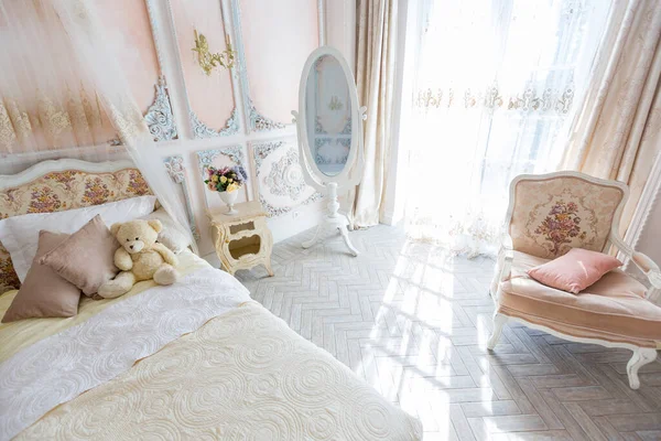 Yatak Odasının Eski Barok Tarzında Bej Renkli Pahalı Tasarımı — Stok fotoğraf