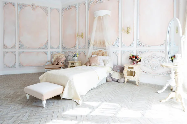 用米色的巴洛克风格设计的豪华昂贵的卧房室内设计 — 图库照片
