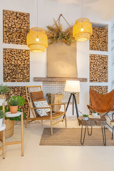 ロフトスタイルの木製の列と光スタジオアパートのファッショナブルな現代的なインテリア スタイリッシュな家具や白い壁とレンガ 大理石や木で飾られました — ストック写真