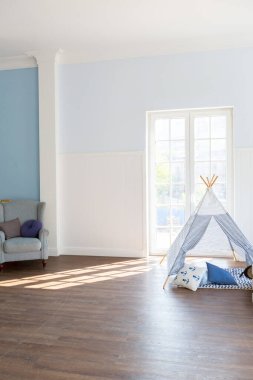 Yumuşak mavi tonlarda, ferah bir odanın içi güzel.