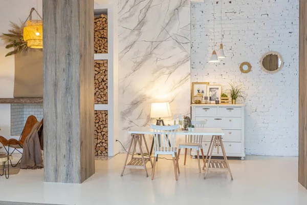 阁楼风格的木制柱子 大理石和带有时尚家具和白色墙壁的木料装饰的轻便演播室公寓的时髦现代室内 — 图库照片