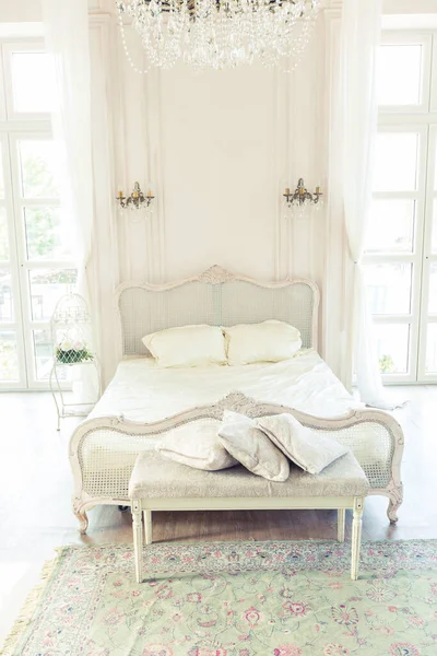 美丽的白色明亮干净的室内卧室在豪华的巴洛克风格 — 图库照片
