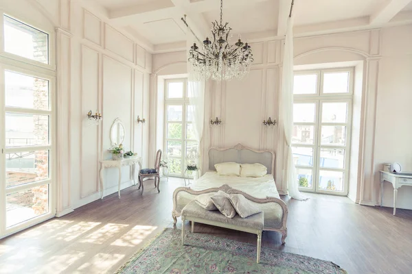 Krásná Bílá Jasně Čistá Ložnice Luxusním Barokním Stylu — Stock fotografie