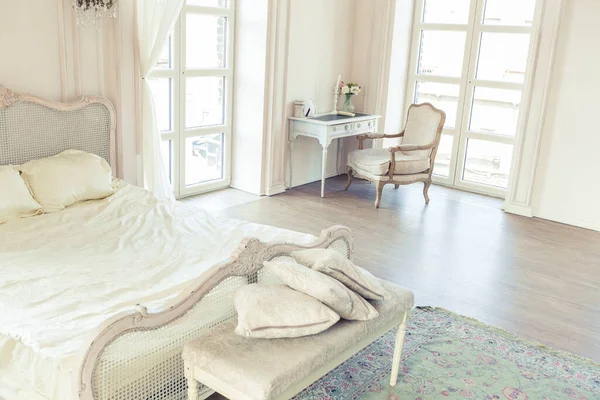 Piękne Białe Jasne Czyste Wnętrze Sypialni Luksusowym Stylu Barokowym — Zdjęcie stockowe