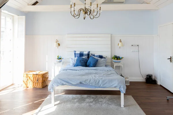 優しいブルーの色調で広々とした客室の素敵な居心地の良いインテリア — ストック写真