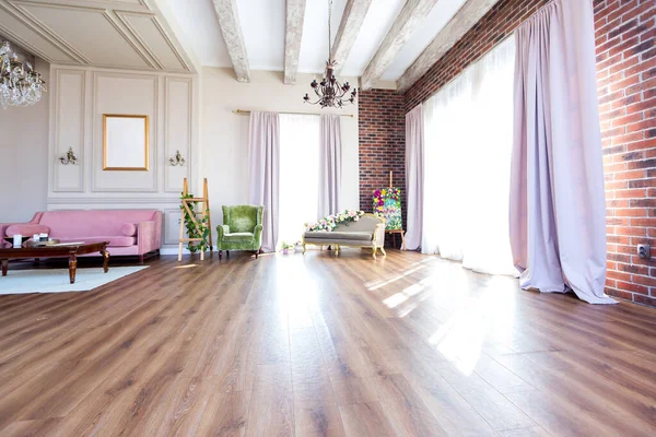明亮舒适的客厅设计 木地板 鲜花和墙上的白色柱子 — 图库照片