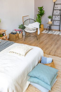 Şık bir çatı katının içinde. Geniş pencereli, yerde parke ve aydınlık duvarlı geniş bir daire. Dekorasyon için farklı küçük şeylerle rafların yakın görüntüsü