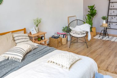 Şık bir çatı katının içinde. Geniş pencereli, yerde parke ve aydınlık duvarlı geniş bir daire. Dekorasyon için farklı küçük şeylerle rafların yakın görüntüsü