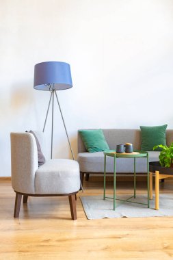 Şık bir çatı katının içinde. Geniş pencereli, yerde parke ve aydınlık duvarlı geniş bir daire. Dekorasyon için farklı küçük şeylerle rafların yakın görüntüsü