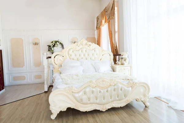 Lujo Elegante Interior Luz Brillante Sala Estar Paredes Blancas Decoradas —  Fotos de Stock