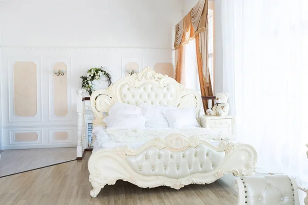 Luxo Elegante Interior Luz Brilhante Sala Estar Paredes Brancas Decoradas — Fotografia de Stock