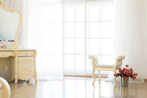 Luksusowe Stylowe Jasne Wnętrze Salonu Białe Ściany Ozdobione Ozdobą Kominek — Zdjęcie stockowe