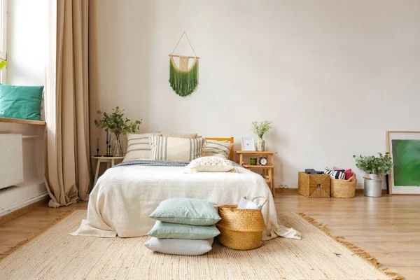내부는 아름답게 단장되어 응접실 아파트 장식용으로 가지작은 물건으로 선반을 만드는 — 스톡 사진