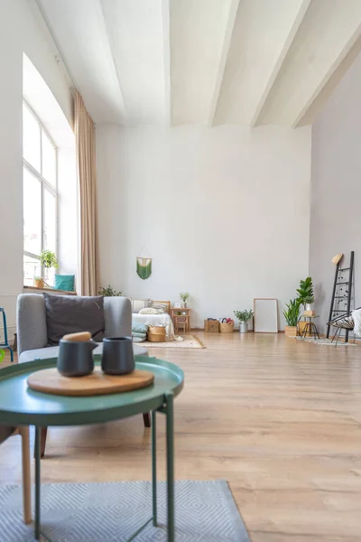 Interiör Stilrent Loft Rymlig Lägenhet Med Stora Fönster Parkett Golvet — Stockfoto