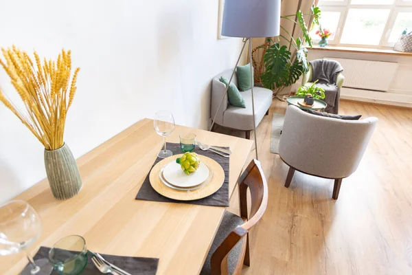 Interno Elegante Soppalco Spazioso Appartamento Con Ampie Finestre Parquet Sul — Foto Stock
