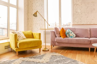 Moda mobilyaları ve büyük pencereleri olan İskandinav tasarım tarzında çok hafif ve ferah iki odalı bir daire. Gün boyunca sıcak renkler