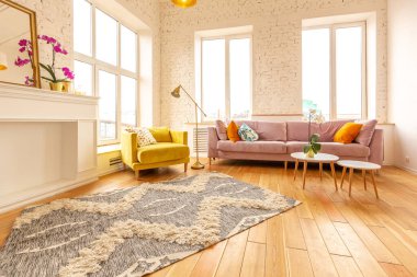 Moda mobilyaları ve büyük pencereleri olan İskandinav tasarım tarzında çok hafif ve ferah iki odalı bir daire. Gün boyunca sıcak renkler