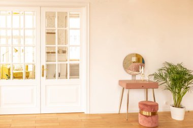 Moda mobilyaları ve büyük pencereleri olan İskandinav tasarım tarzında çok hafif ve ferah iki odalı bir daire. Gün boyunca sıcak renkler