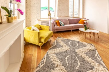 Moda mobilyaları ve büyük pencereleri olan İskandinav tasarım tarzında çok hafif ve ferah iki odalı bir daire. Gün boyunca sıcak renkler