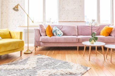 Moda mobilyaları ve büyük pencereleri olan İskandinav tasarım tarzında çok hafif ve ferah iki odalı bir daire. Gün boyunca sıcak renkler