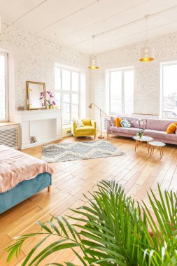 Moda mobilyaları ve büyük pencereleri olan İskandinav tasarım tarzında çok hafif ve ferah iki odalı bir daire. Gün boyunca sıcak renkler