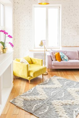 Moda mobilyaları ve büyük pencereleri olan İskandinav tasarım tarzında çok hafif ve ferah iki odalı bir daire. Gün boyunca sıcak renkler